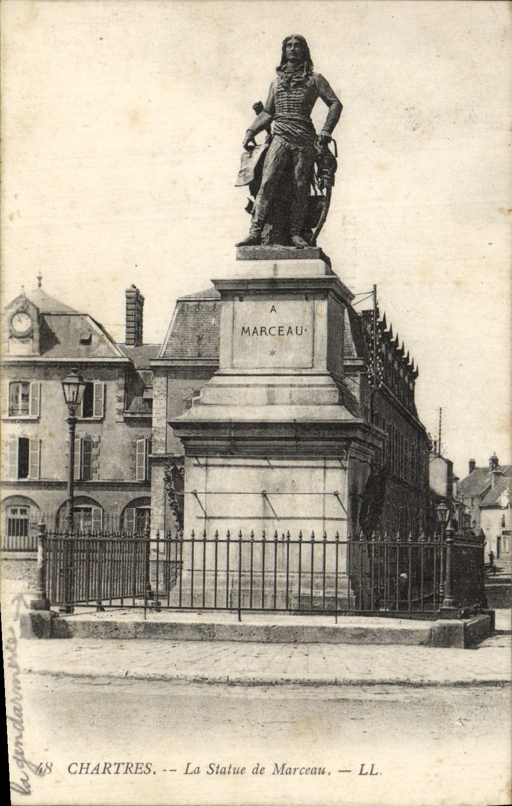 CPA Chartres La statue De Marceau