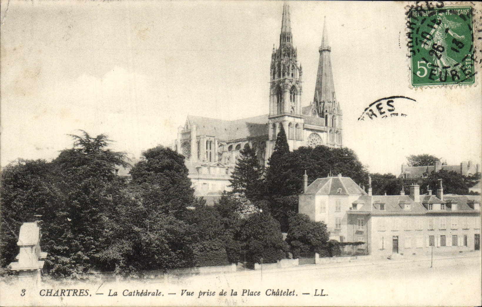 CPA Chartres La Cathedrale Vue Prise De La Place Chatelet