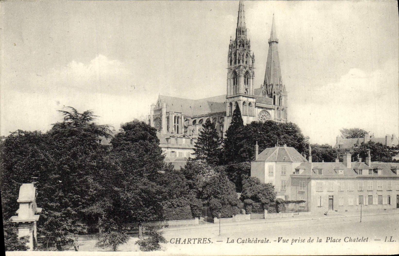CPA Chartres La Cathedrale Vue Prise De La Place Chatelet