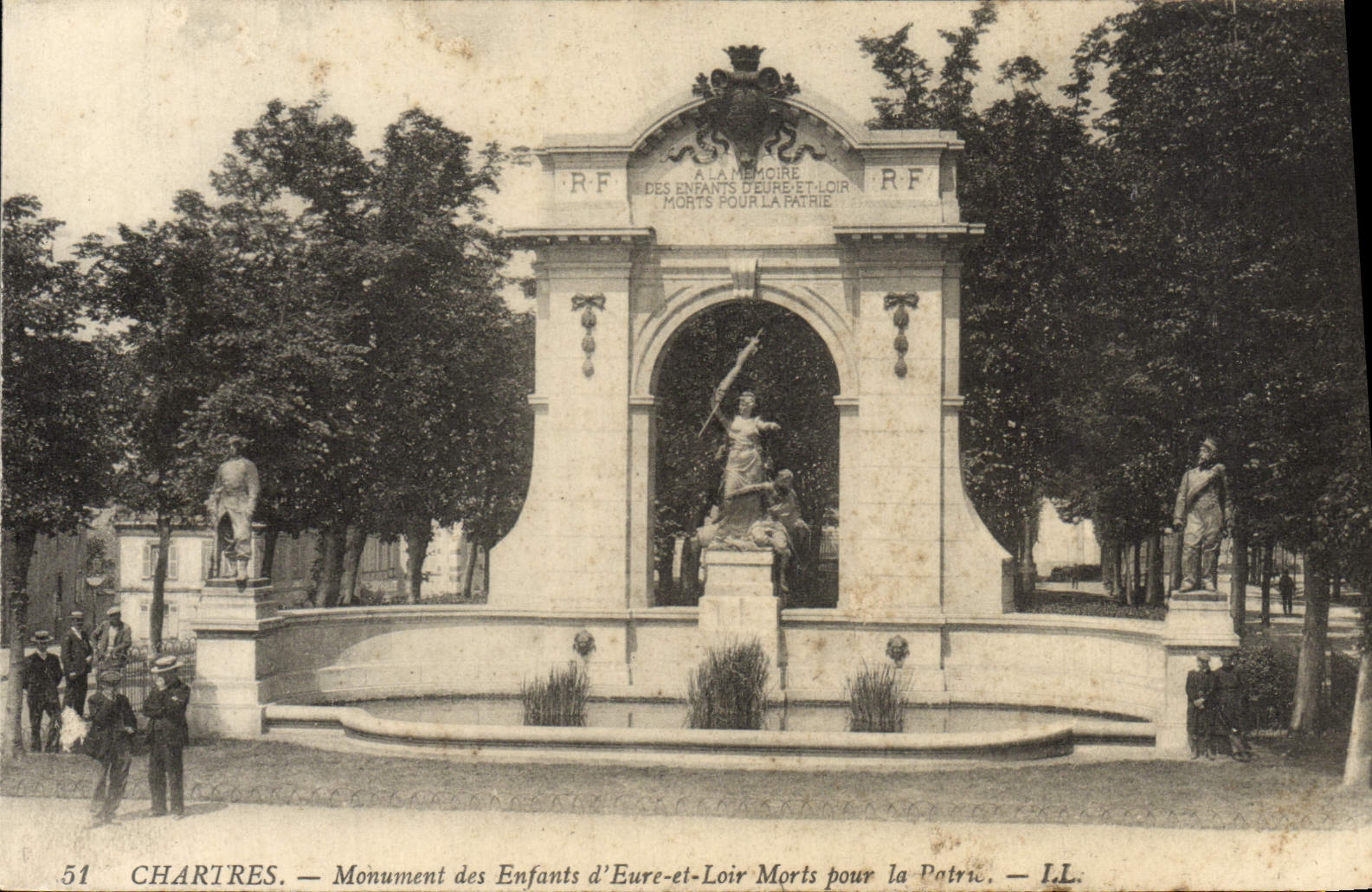 El monumento de Chartres de la POSTAL de la VENDIMIA de los niños del Eure y del Loir murió por la patria