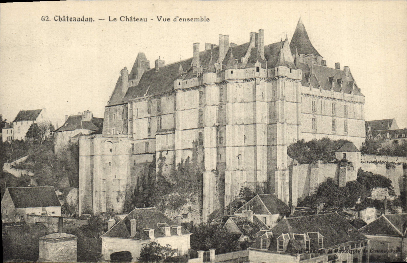 CPA Chateaudun Le Chateau Vue d'Ensemble