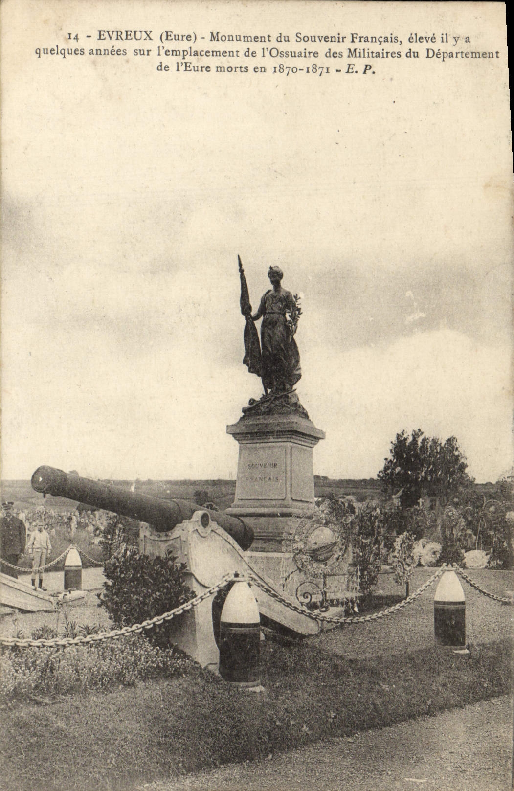 VINTAGE POSTCARD Evreux Monument Of the French Souvenir Militaria