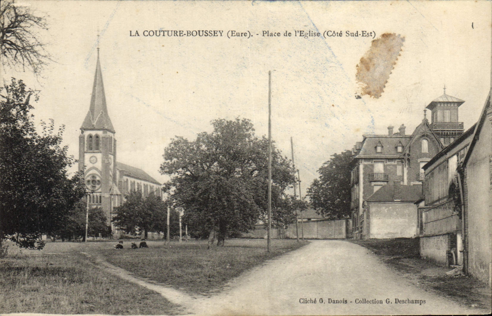 CPA La Couture Boussey Place De l'Eglise