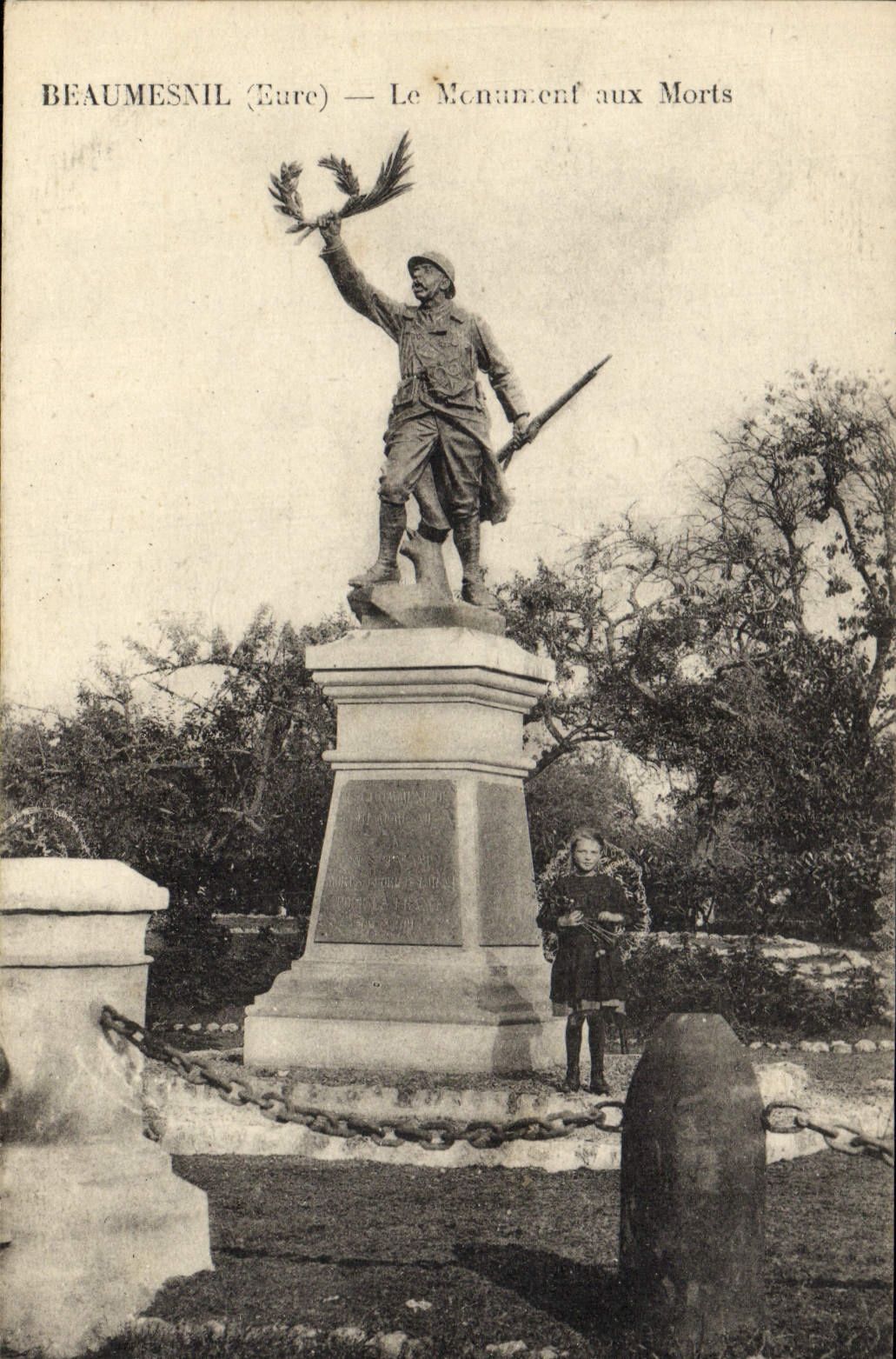VINTAGE POSTCARD Beaumesnil the War memorial Militaria Child