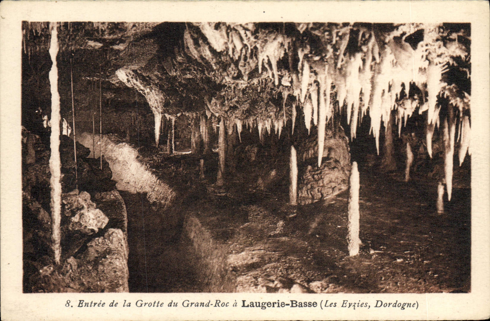 CPA Entree de la Grotte du Grand Roc a Laugerie Basse Les Eyzies