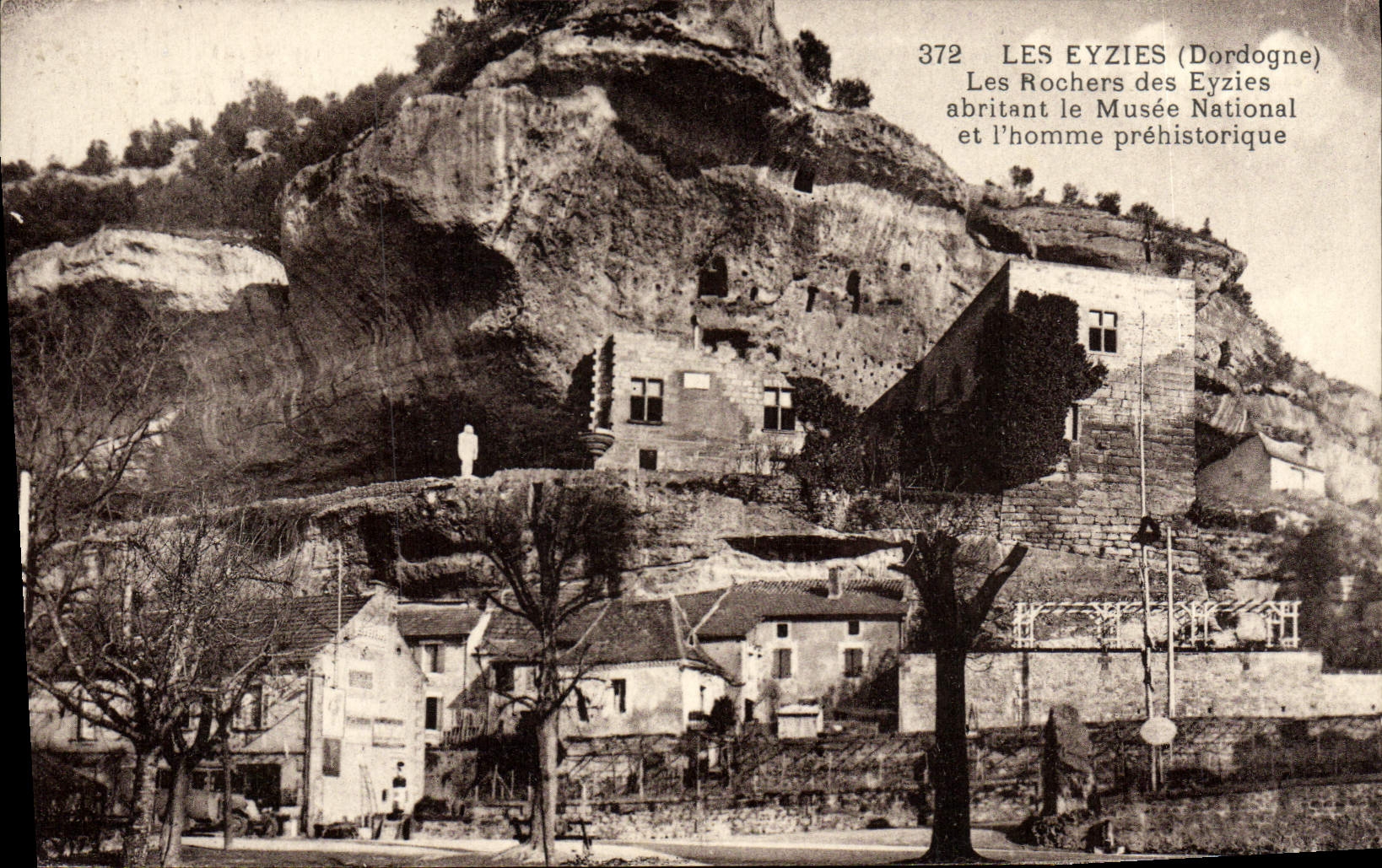 CPA Les Eyzies Les Rochers des Eyzies abritant le Musee National et l'homme prehistorique
