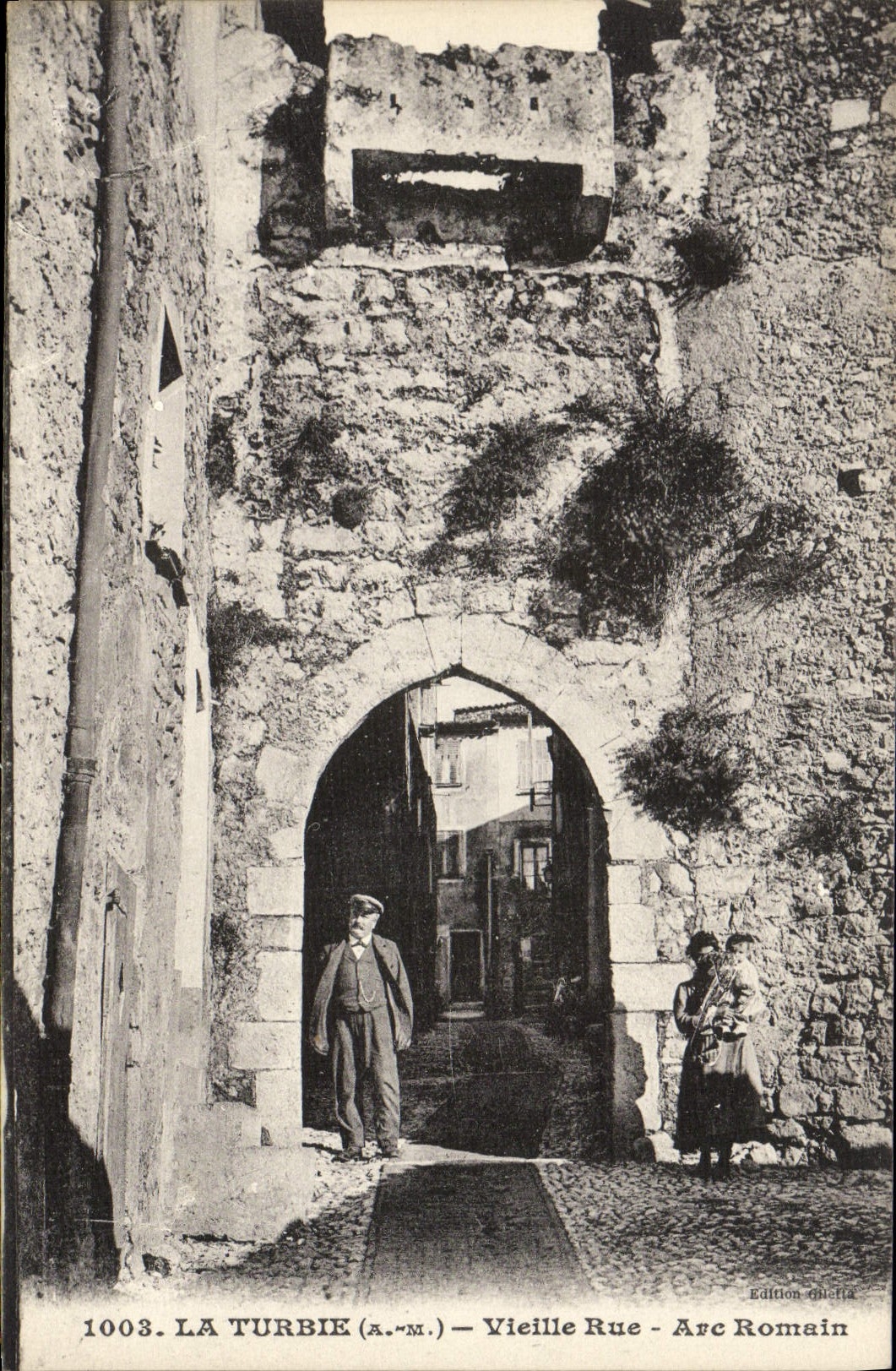 CPA La Turbie Vieille Rue Arc Romain