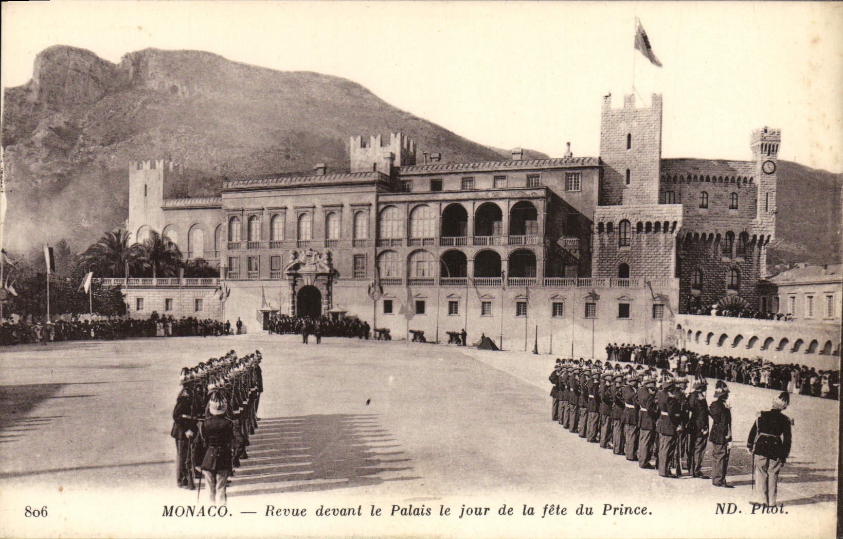 CPA Monaco Revue devant le Palais le jour de la fete du Prince Soldats Militaria