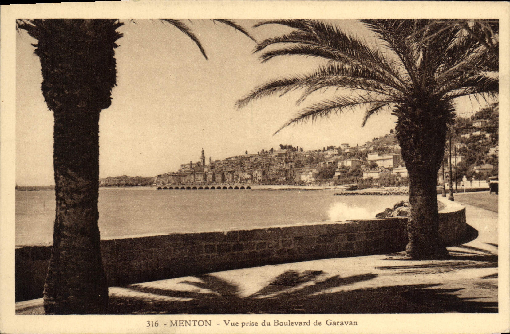 POSTAL de la VENDIMIA Menton vista del bulevar de Garavan