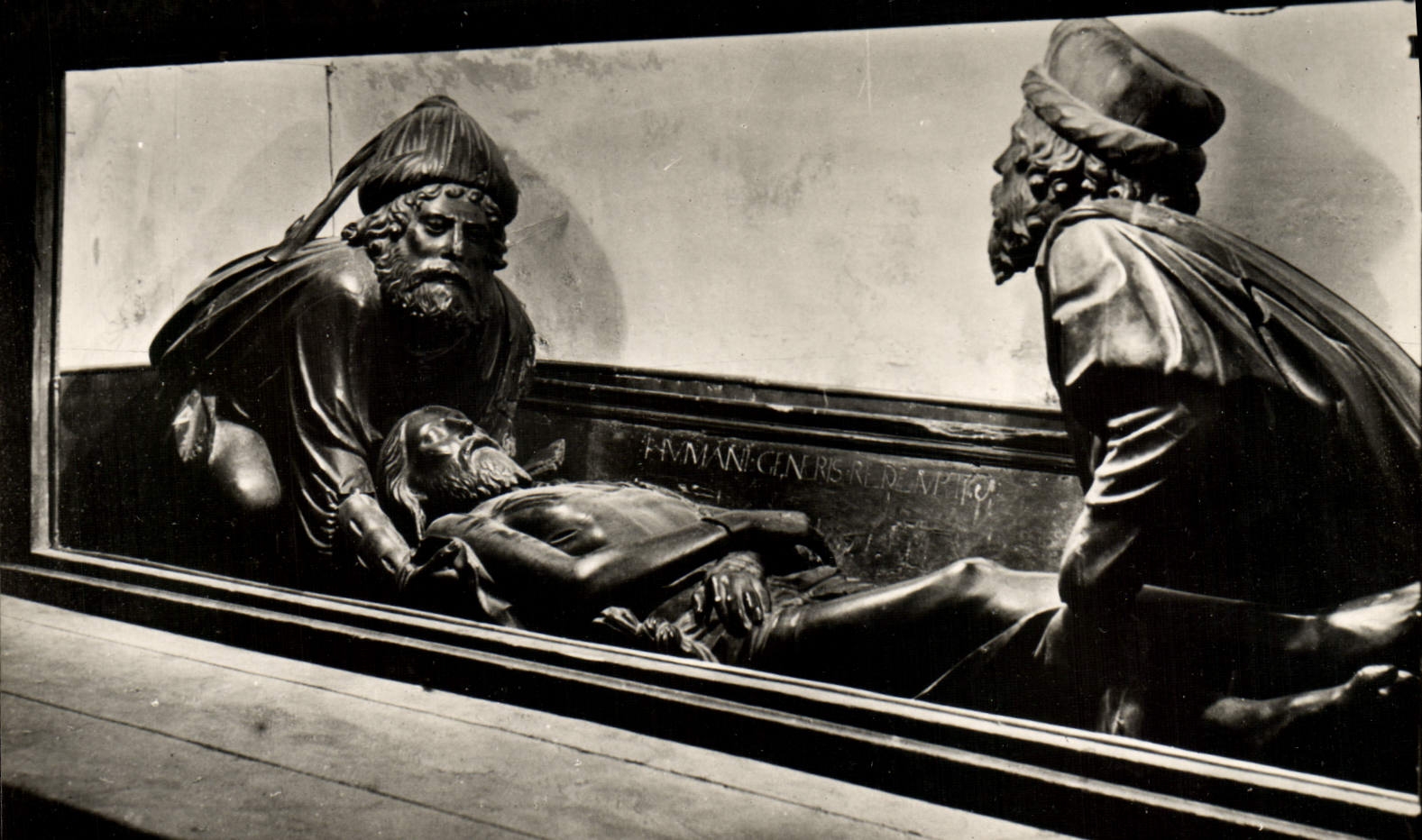 CPM Eglise De Puget Theniers Boiseries du 18eme representant la mise au tombeau de NS