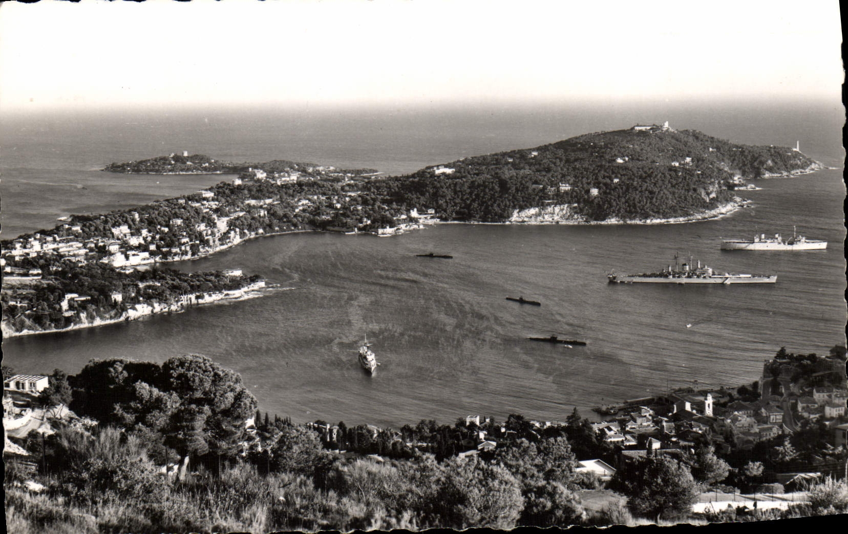 CPM Villefranche Sur Mer L'escadre au mouillage et le Cap Ferrat Bateaux