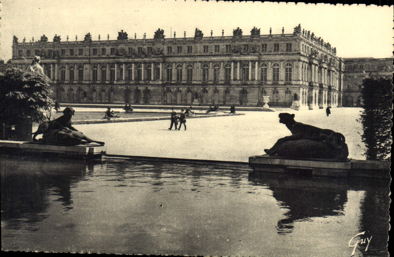 VINTAGE POSTCARD Versailles And its Wonders the Castle seen of the Park