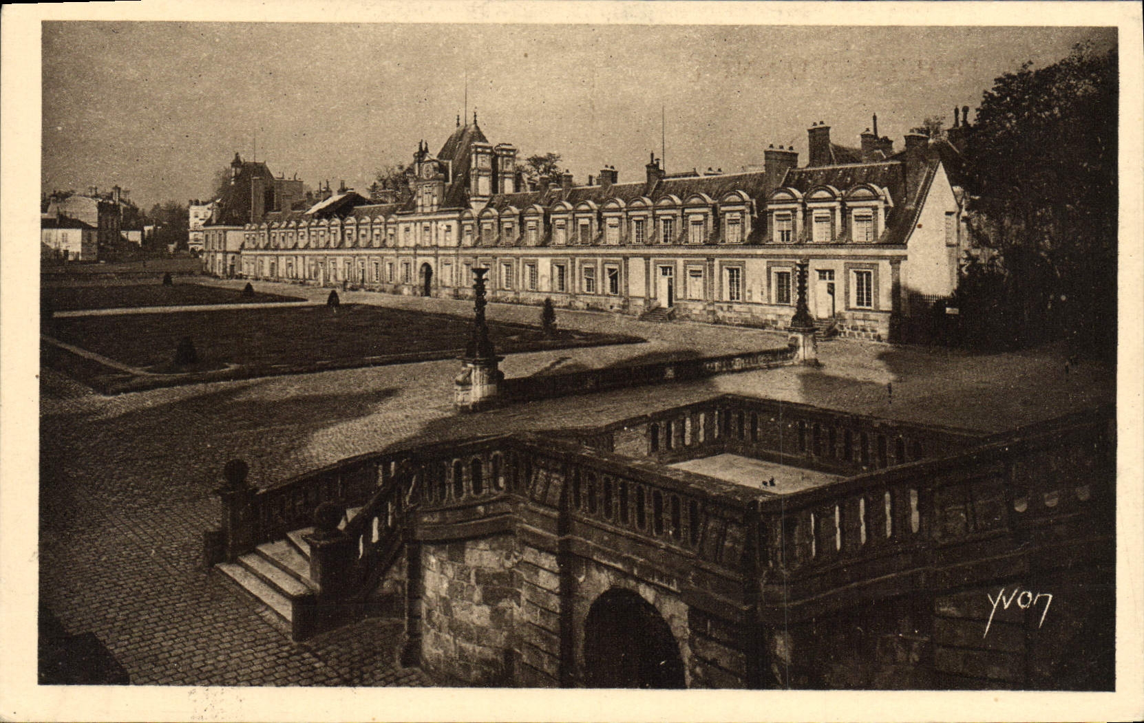 CPA Palais De Fontainebleau Aile des Ministres et Cour des Adieux