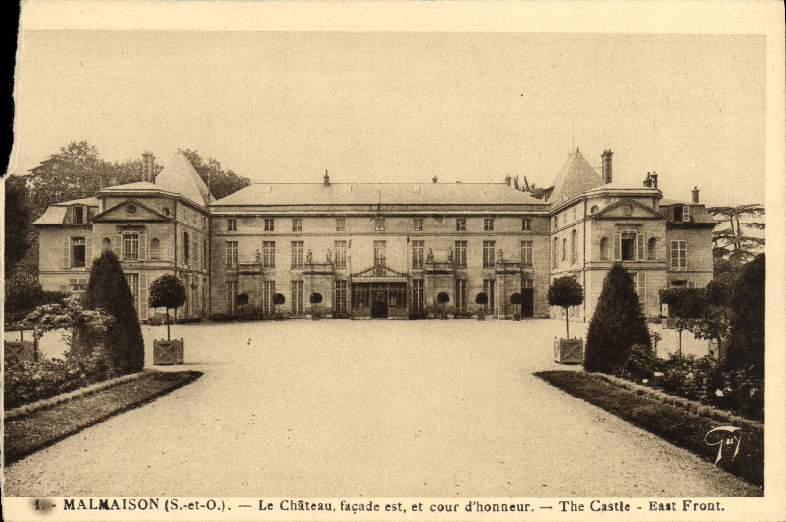 CPA Malmaison Le Chateau facade est et cour d'honneur