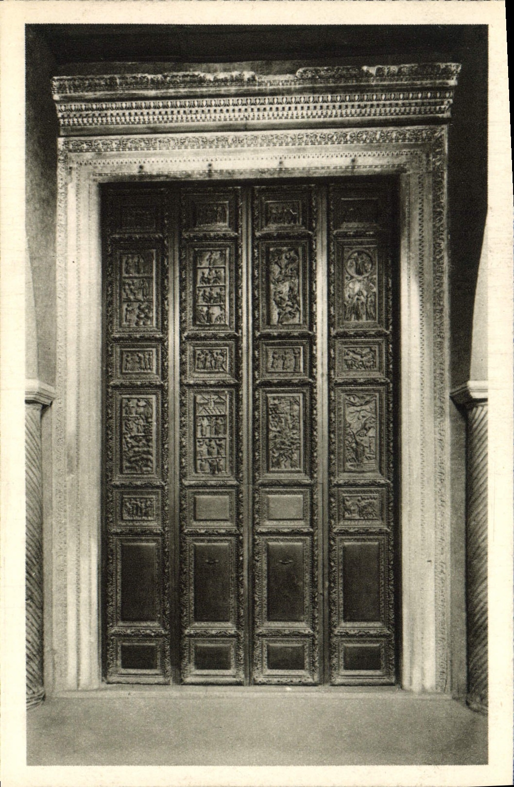 CPA Basilica S Sabina Roma Porta monumentale della Chiesa