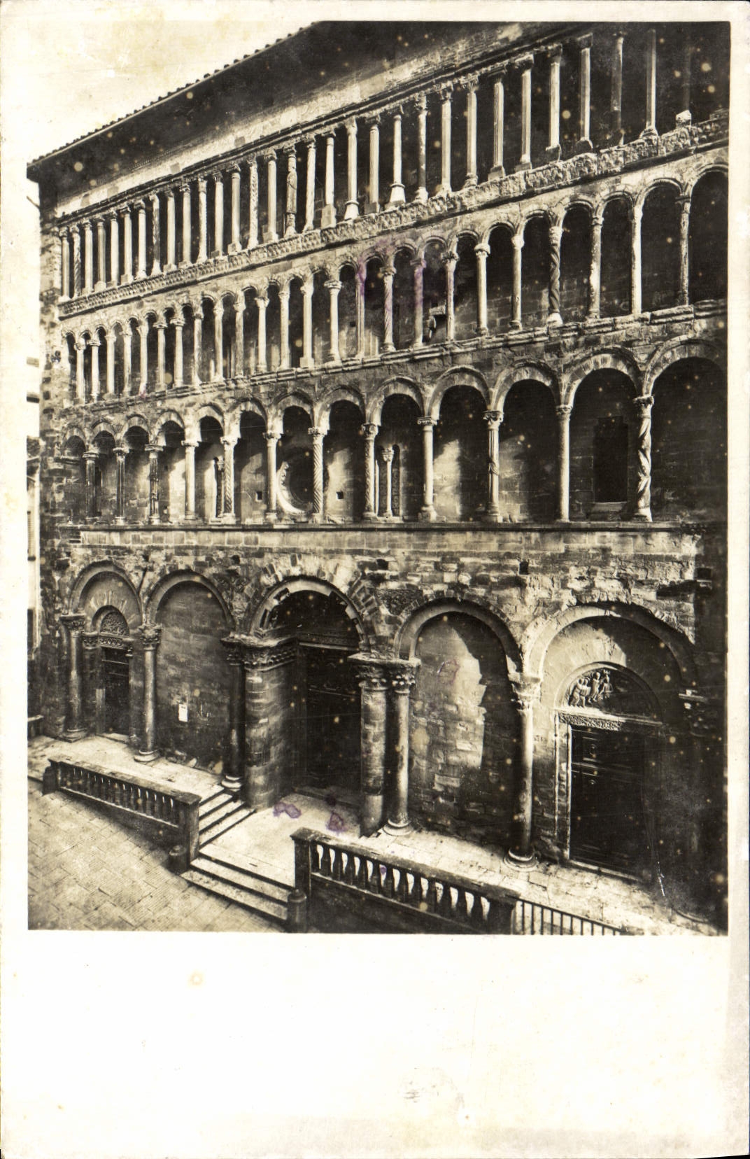 VINTAGE POSTCARD Arezzo Chiesa di S Maria della Pieve the facciata
