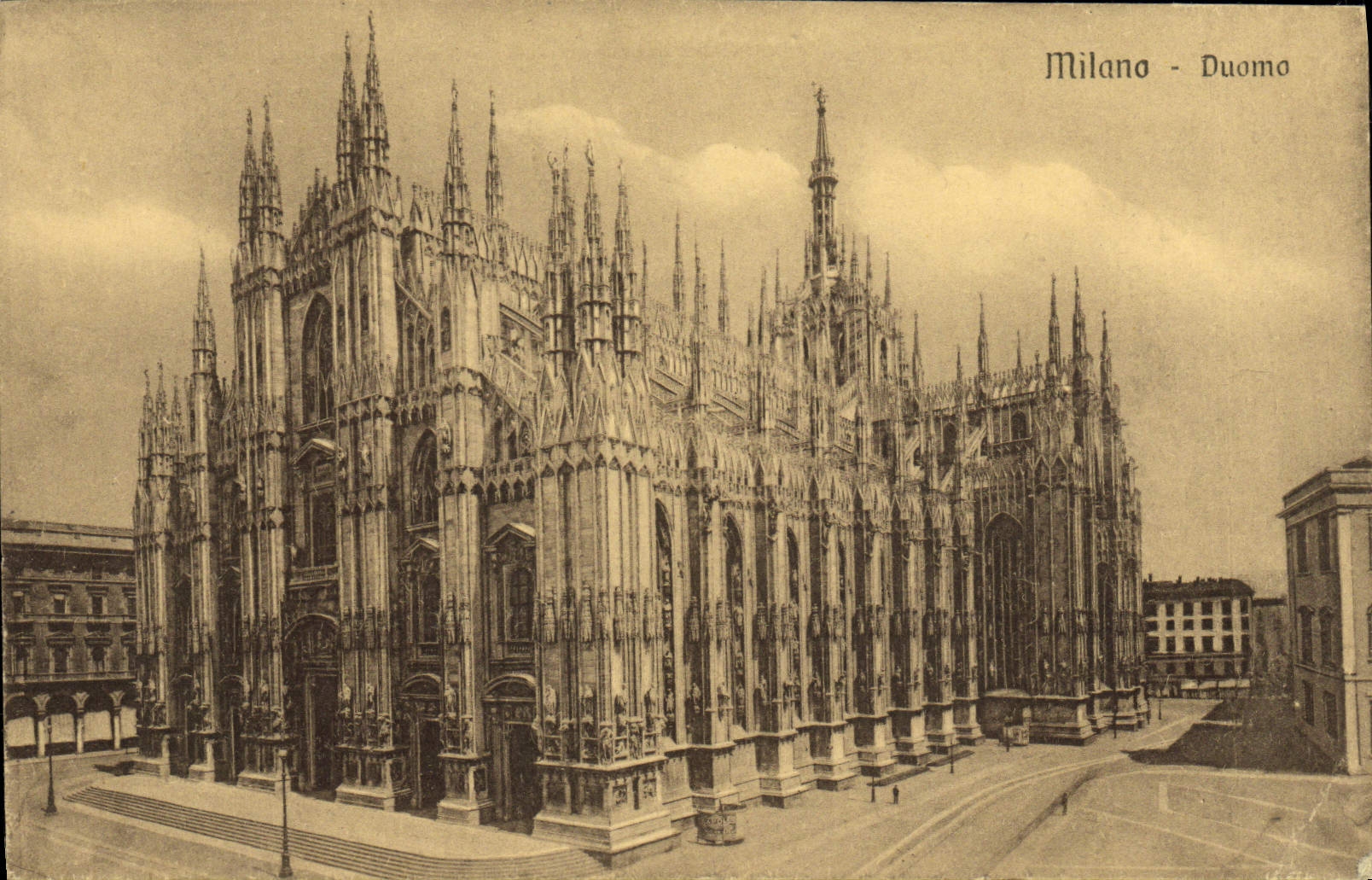 VINTAGE POSTCARD Milano Duoma