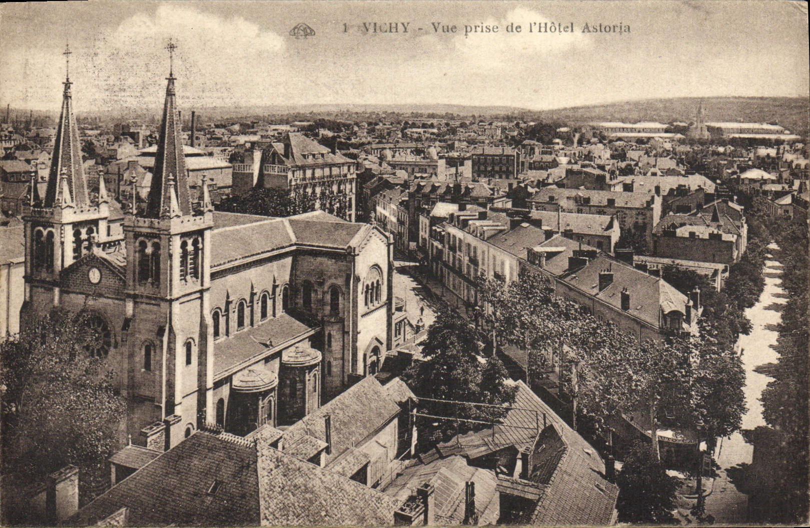 CPA Vichy Vue Prise De l'Hotel Astoria