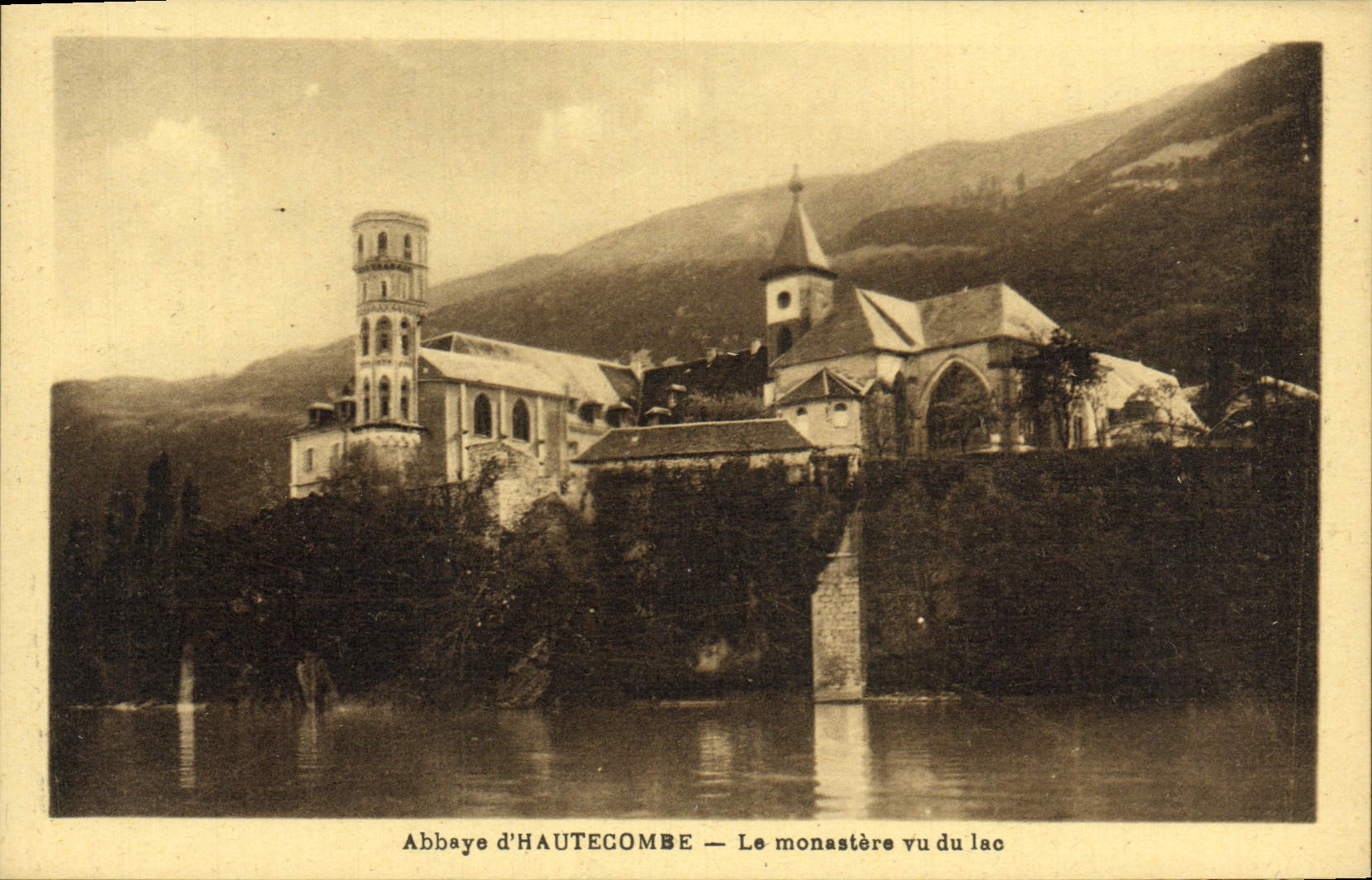 CPA Abbaye d'Hautecombe Le Monastere Vu Du Lac
