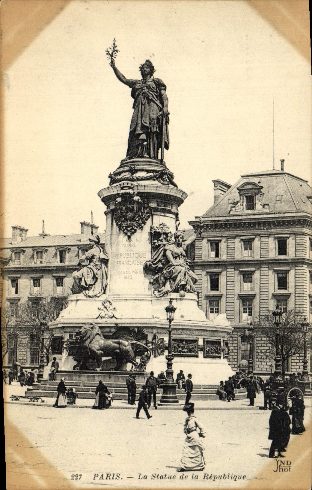CPA Paris La Statue De La Republique