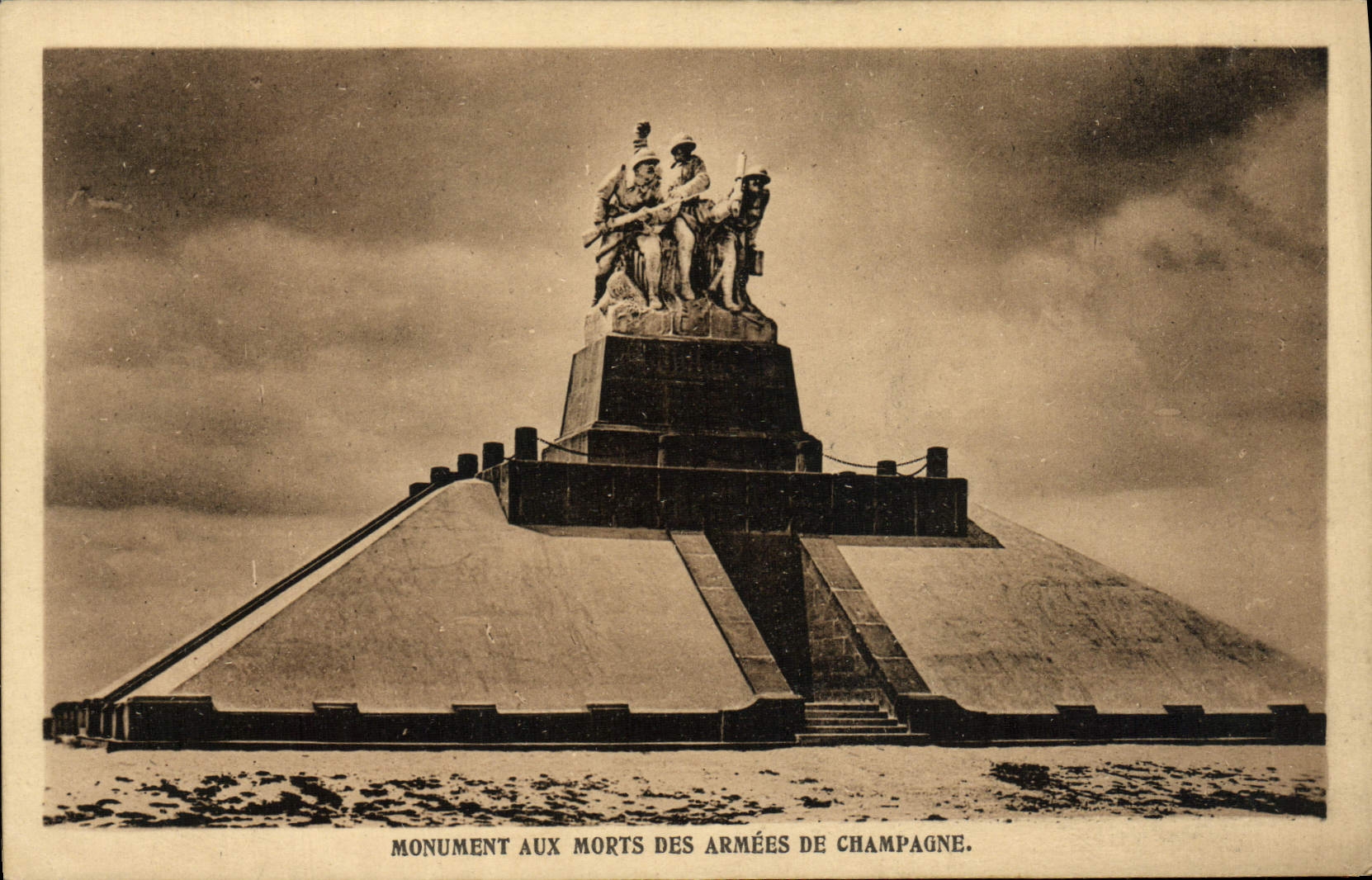 CPA Monument Aux Morts Des Armees De Champagne Militaria
