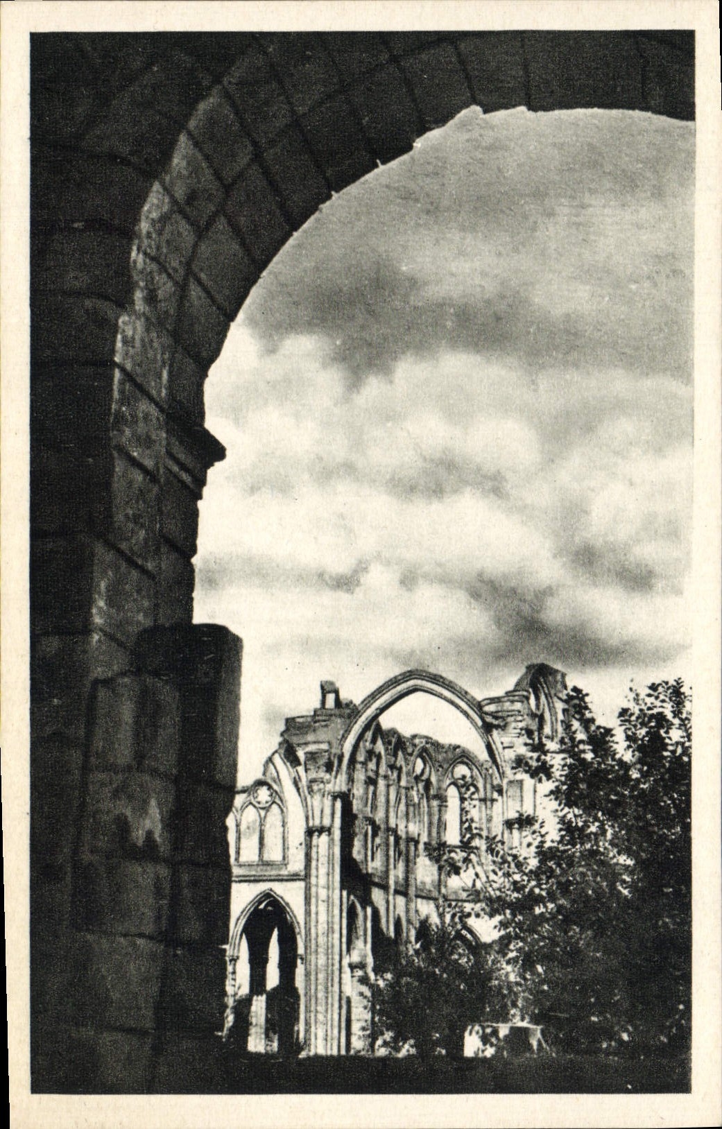 Ruinas de Ourscamp del d de Notre Dame de la POSTAL de la VENDIMIA de la iglesia vieja de la abadía