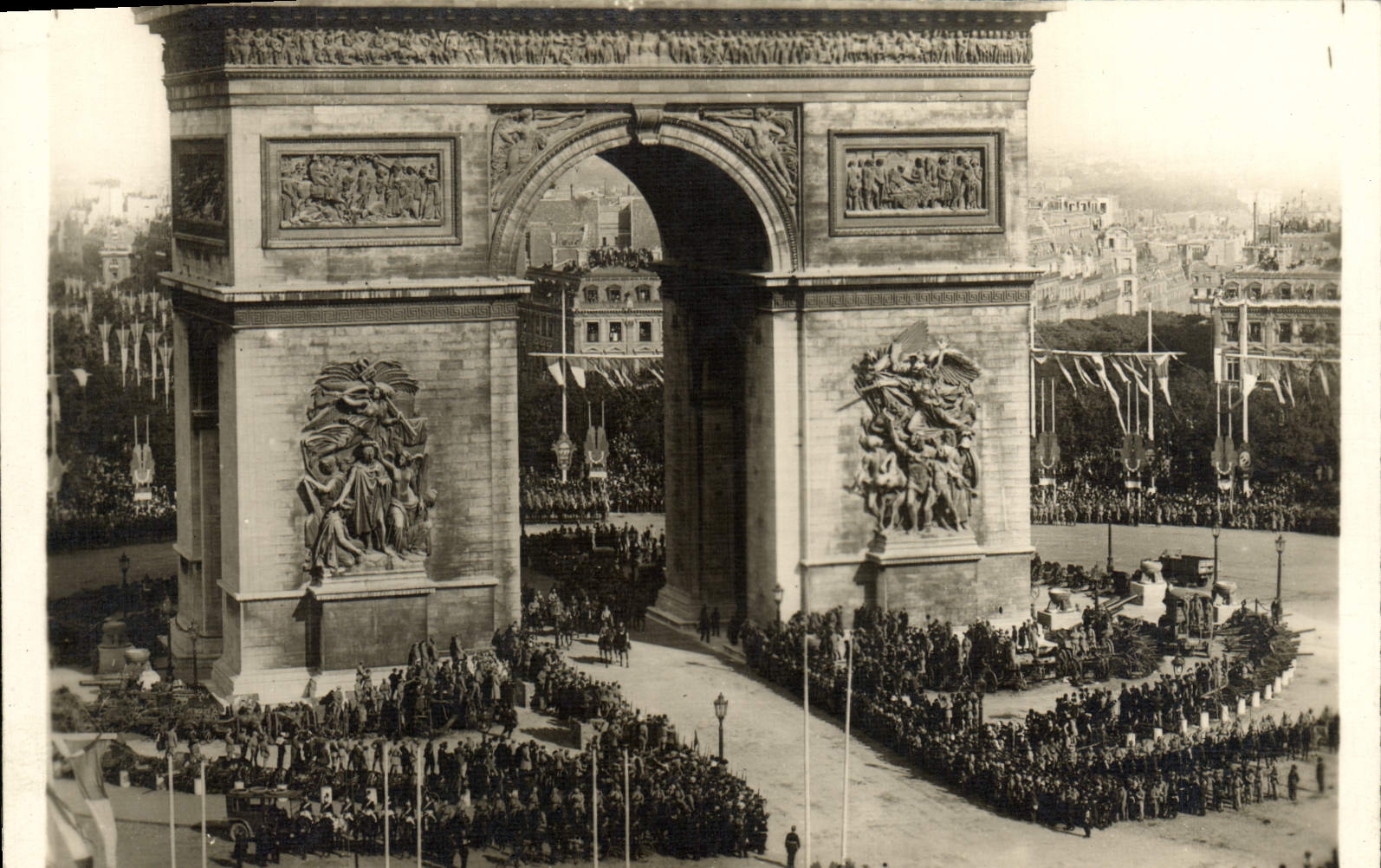 POSTAL París Arc de Triomphe Militaria de la VENDIMIA enmarañado