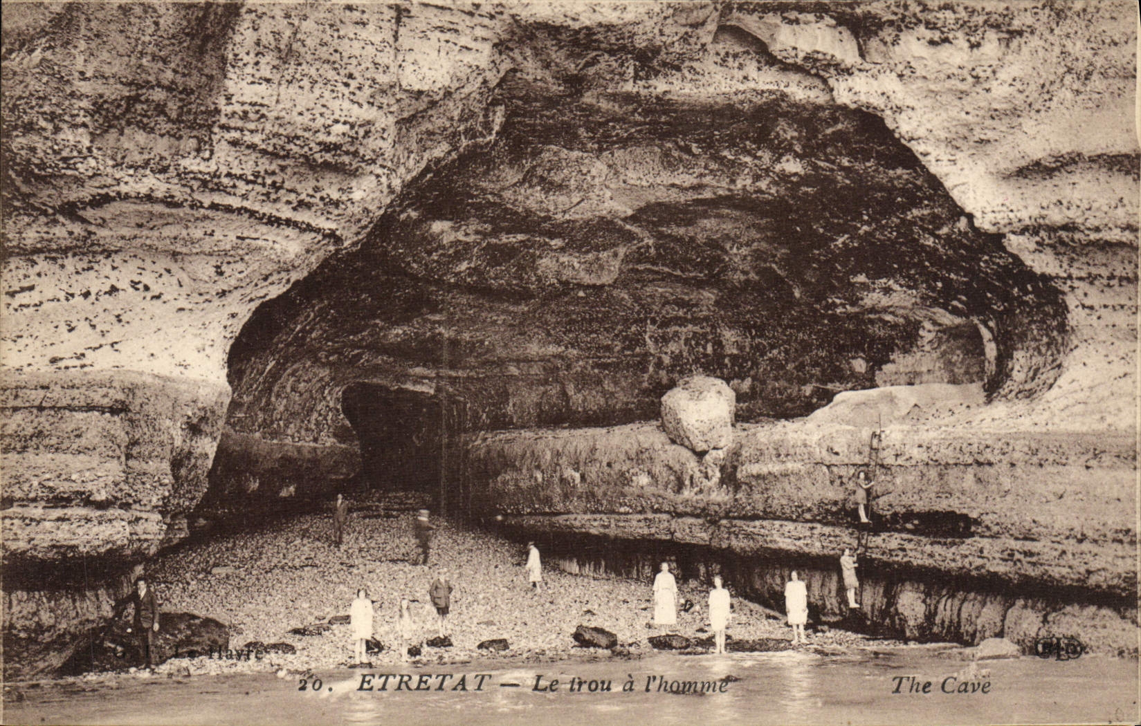 VINTAGE POSTCARD Etretat the Hole With the Man