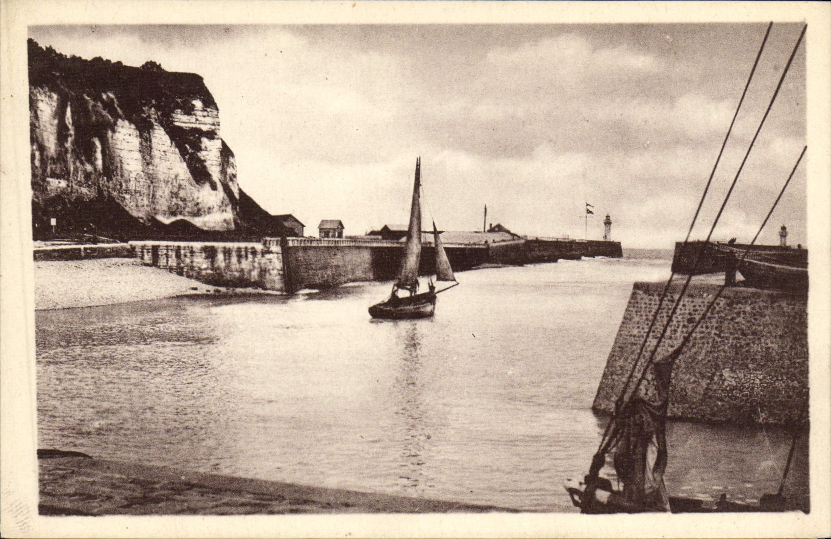 CPA Saint Valery En Caux Sortie Du Port Bateau