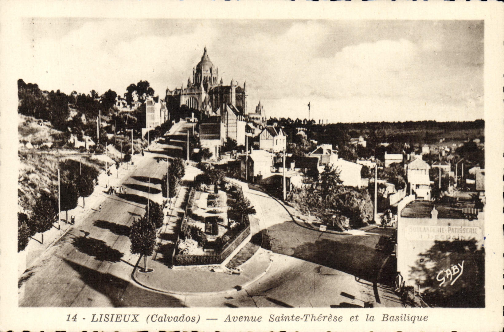 CPA Lisieux Avenue Sainte Therese Et La Basilique