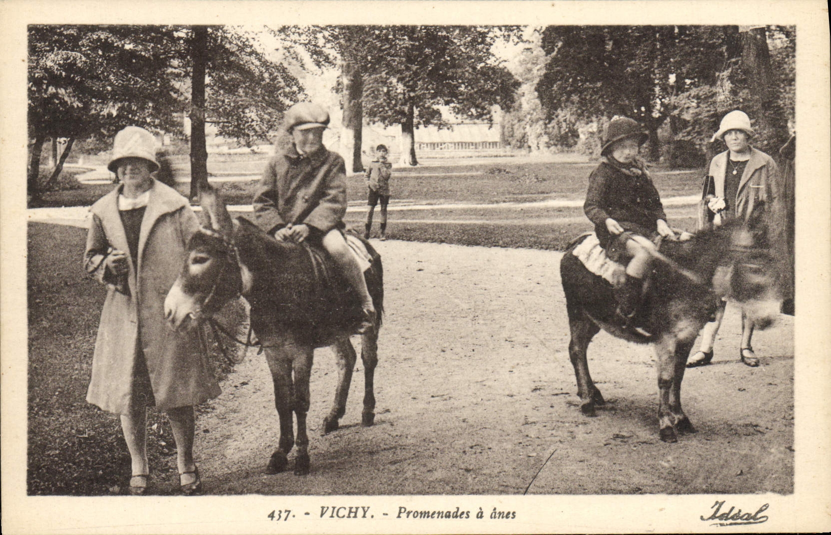 La promenade de Vichy de la POSTAL de la VENDIMIA tiene niños de los asnos