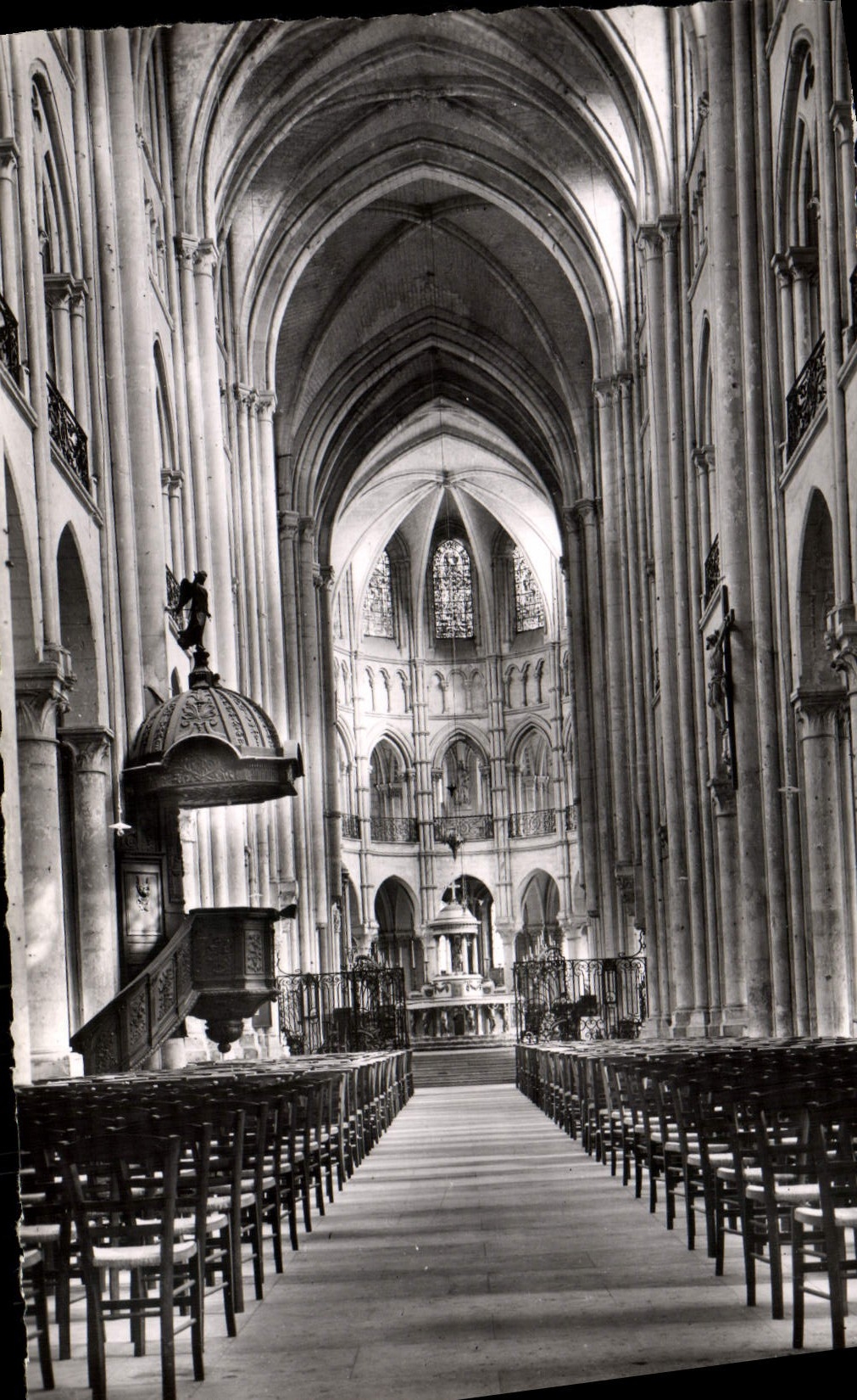 CPM Noyon Interieur de la Cathedrale La nef