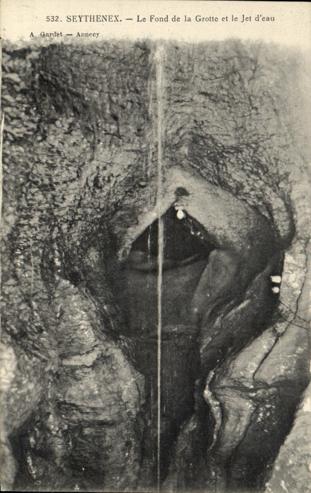 Fondo de Seythenex de la POSTAL de la VENDIMIA de la cueva y del jet de agua