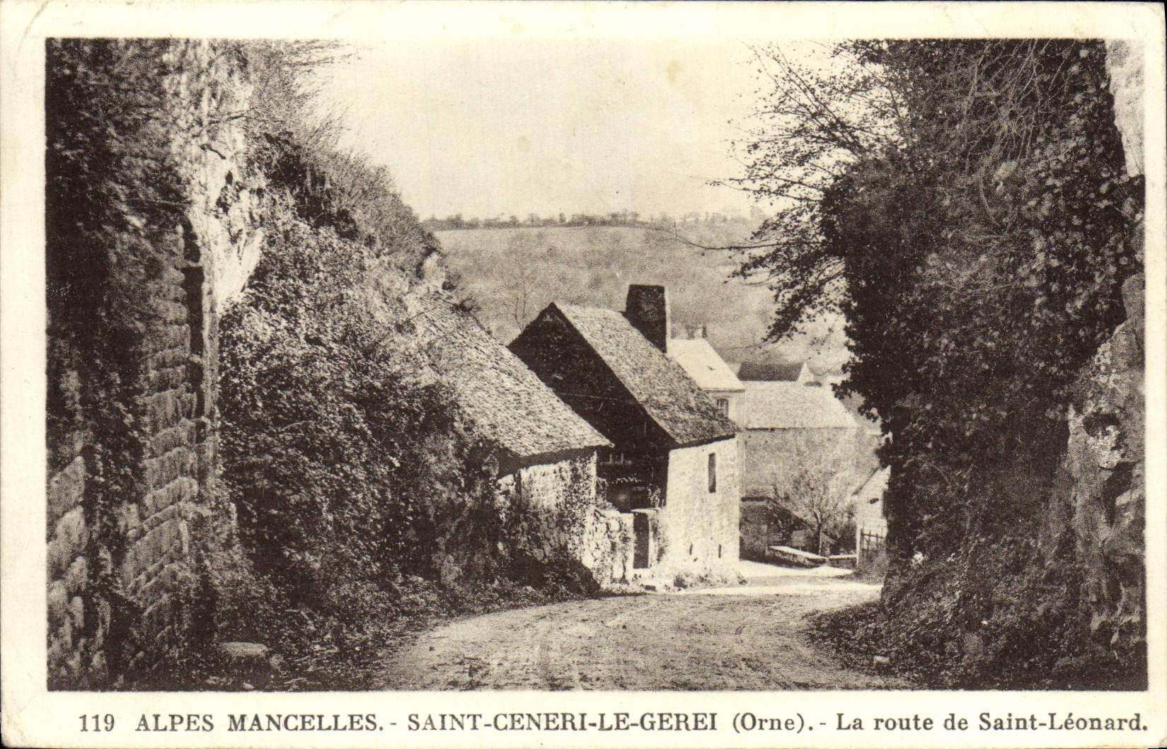 CPA Alpes Mancelles Saint Ceneri Le Gerei La route de Saint Leonard