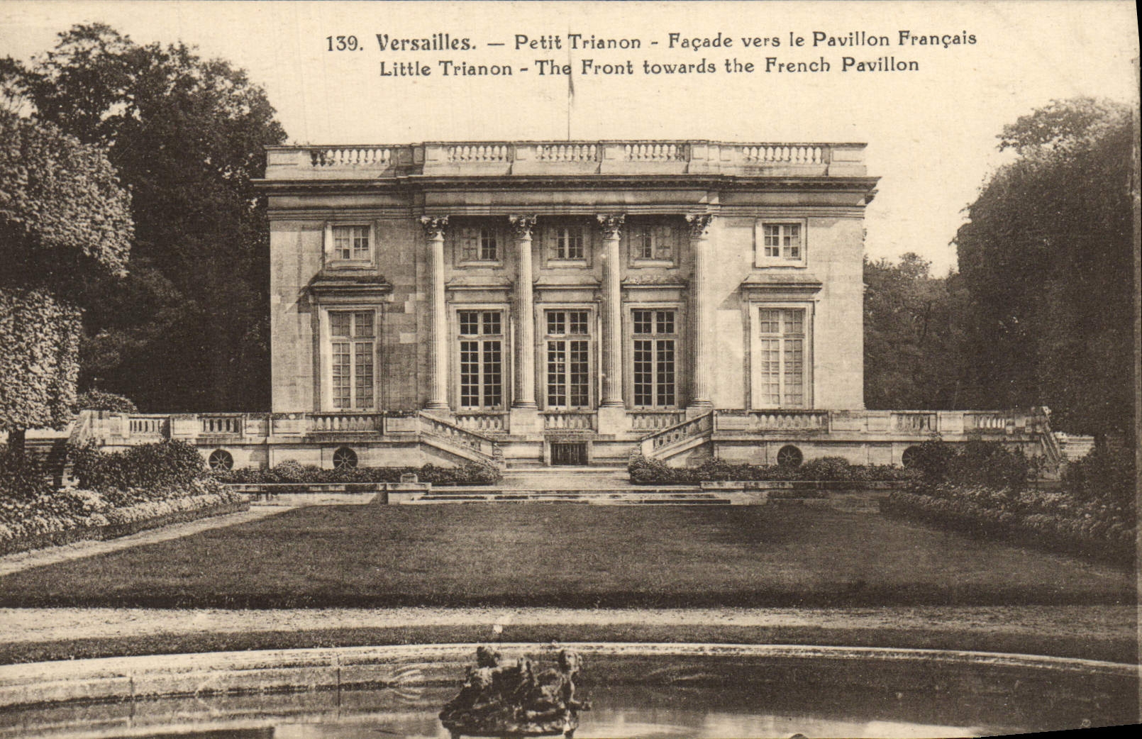 CPA Versailles Petit Trianon Facade vers le Pavillon francais