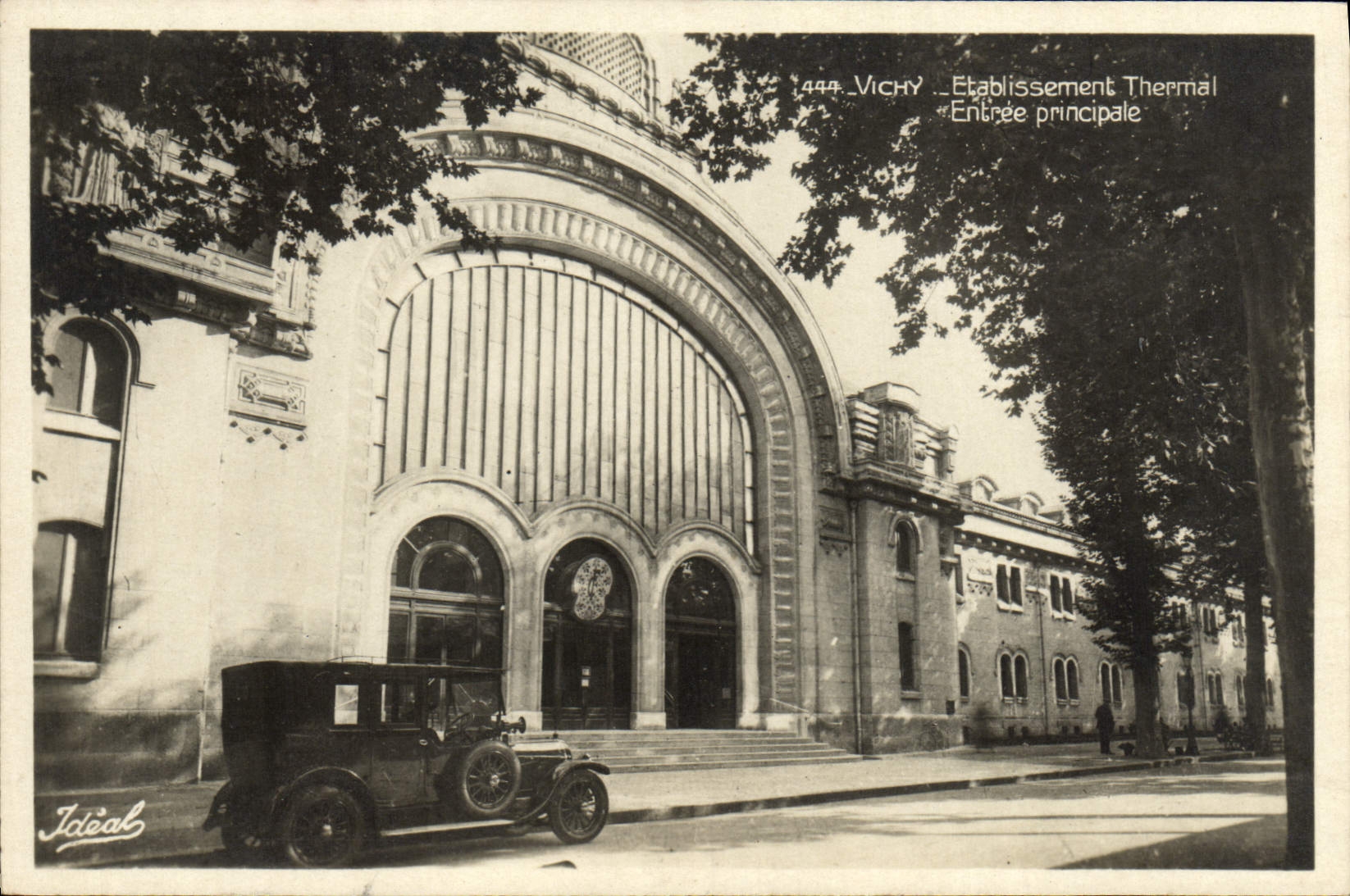 CPA Vichy Etablissement Thermal Entree principale Automobile