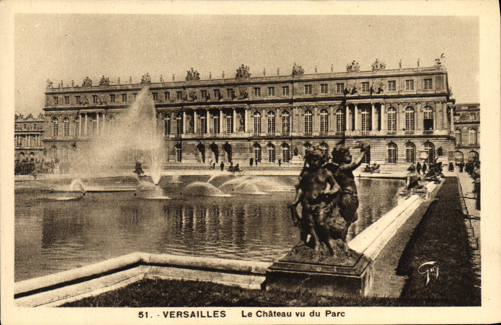 VINTAGE POSTCARD Versailles the Castle seen of the Park