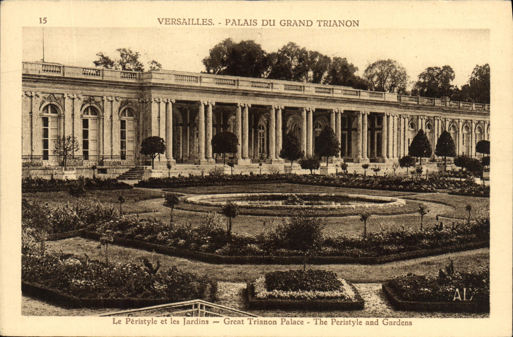 CPA Versailles Palais Du Grand Trianon Le peristyle et les jardins