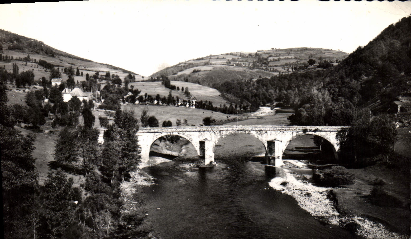 CPM Le Village et le Pont de Lanau pres Chaudes