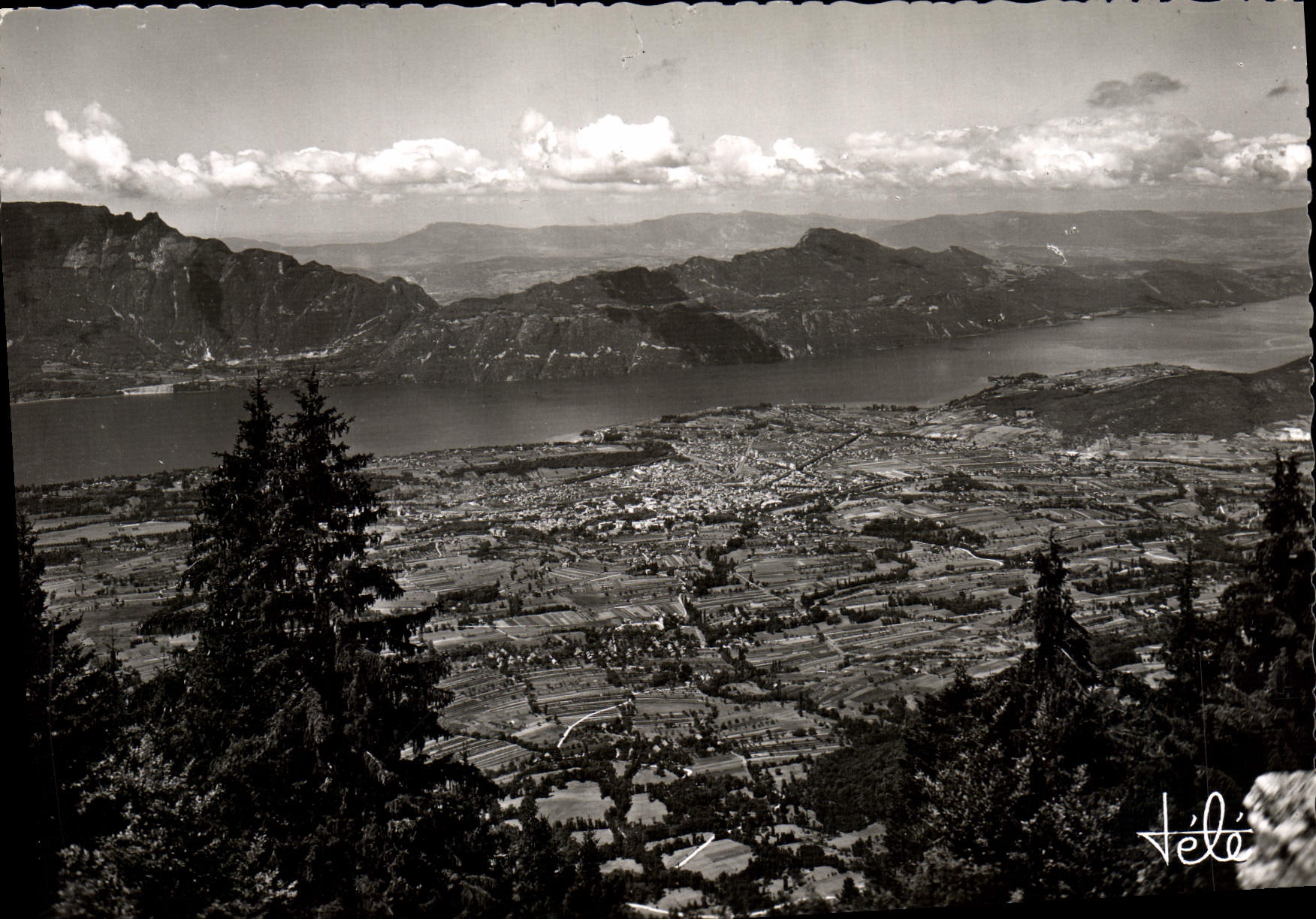CPM Aix Les Bains Vue Panoramique Le Lac et la Dent du chat vus du Mont Revard