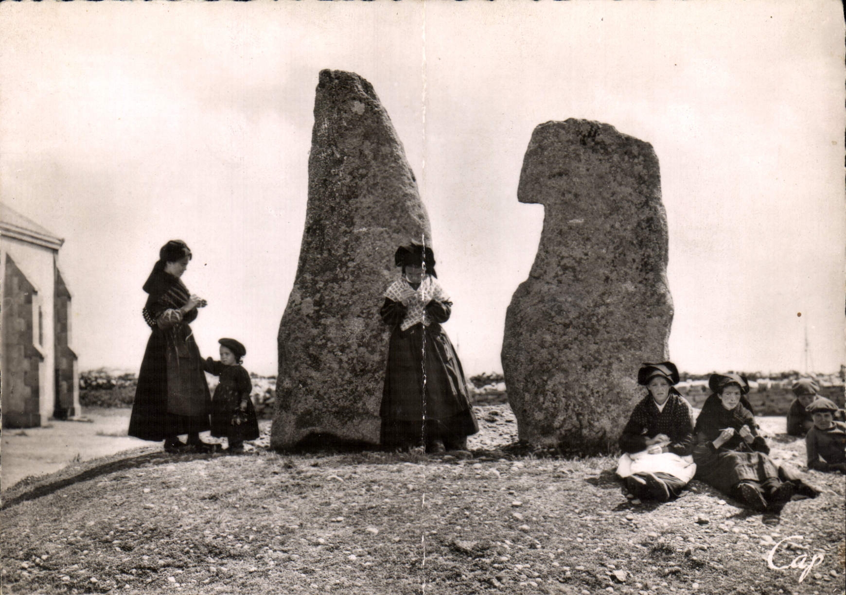 CPM Scenes et Types Bretons Les Causeurs Menhirs de l'ile de Sein