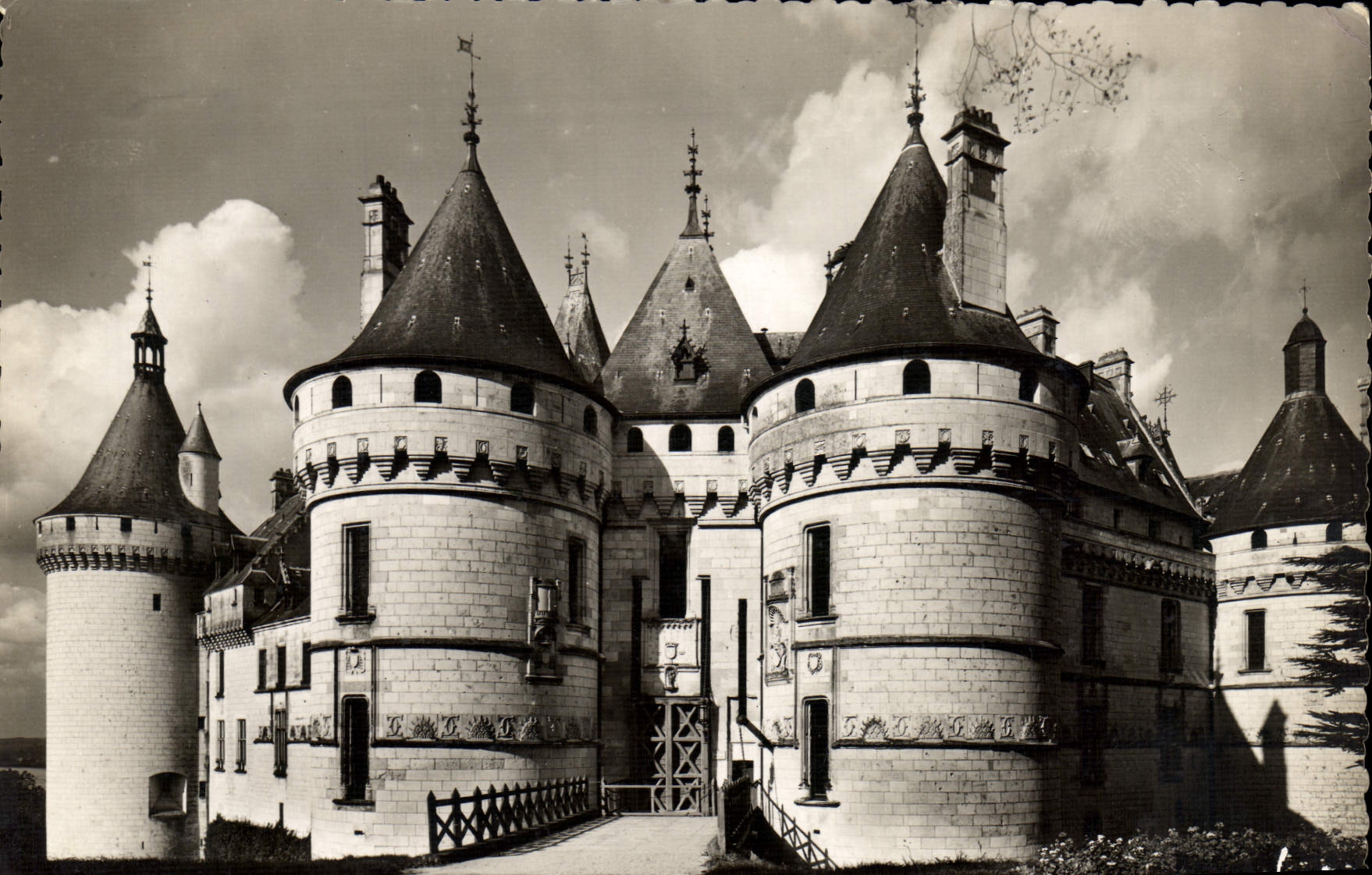 CPM Chaumont Entree Du Chateau