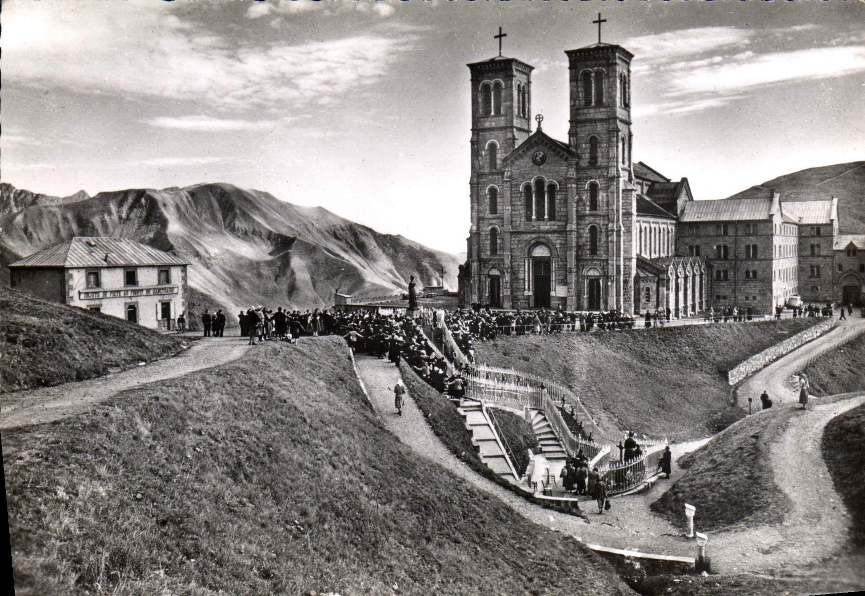 CPM La Salette Pelerinage de Notre Dame Les lieux de l'apparition et la basilique