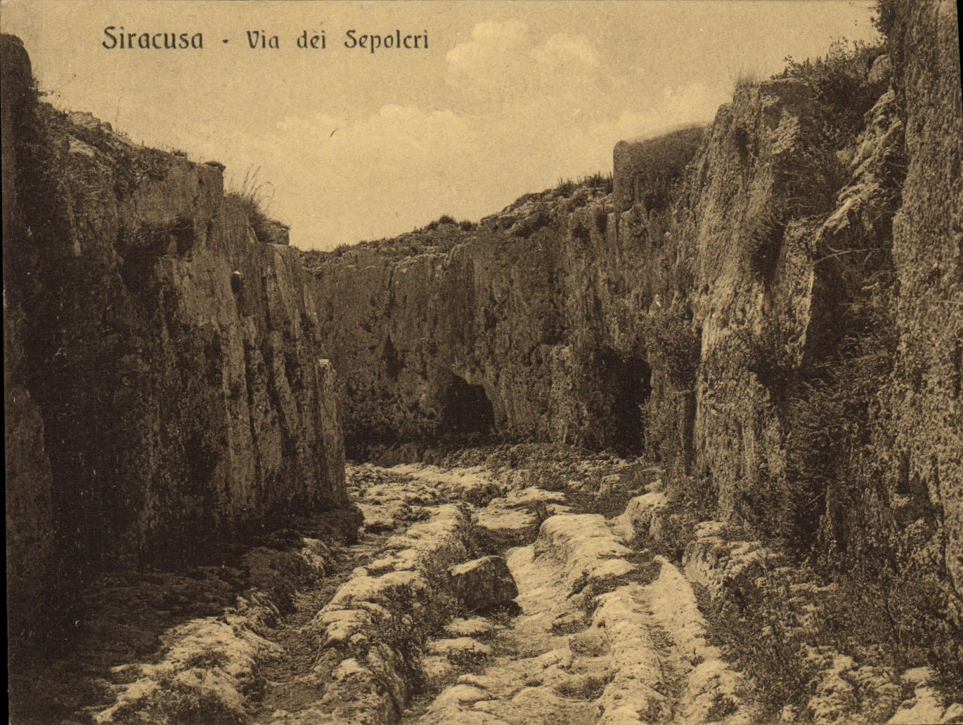 VINTAGE POSTCARD Siracusa Via Dei Sepolcri