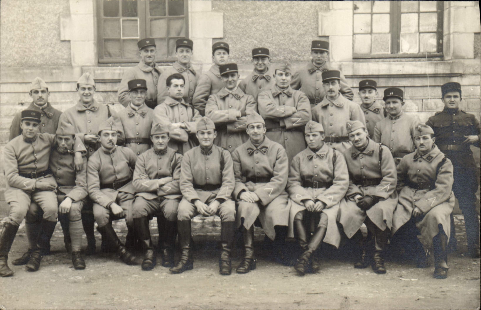 CARTE PHOTO Soldats (numeros divers sur les cols)