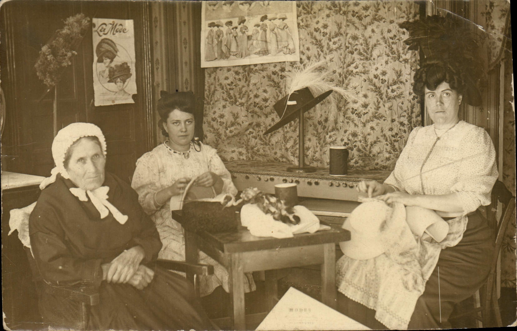 CARTE PHOTO Femmes Folklore Coututieres Chapeaux