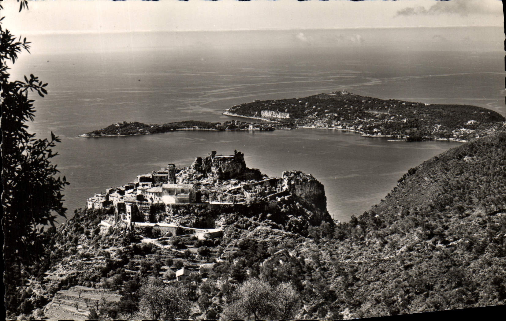 CPM Eze Village Vue Generale Au Fond Le Cap Ferrat