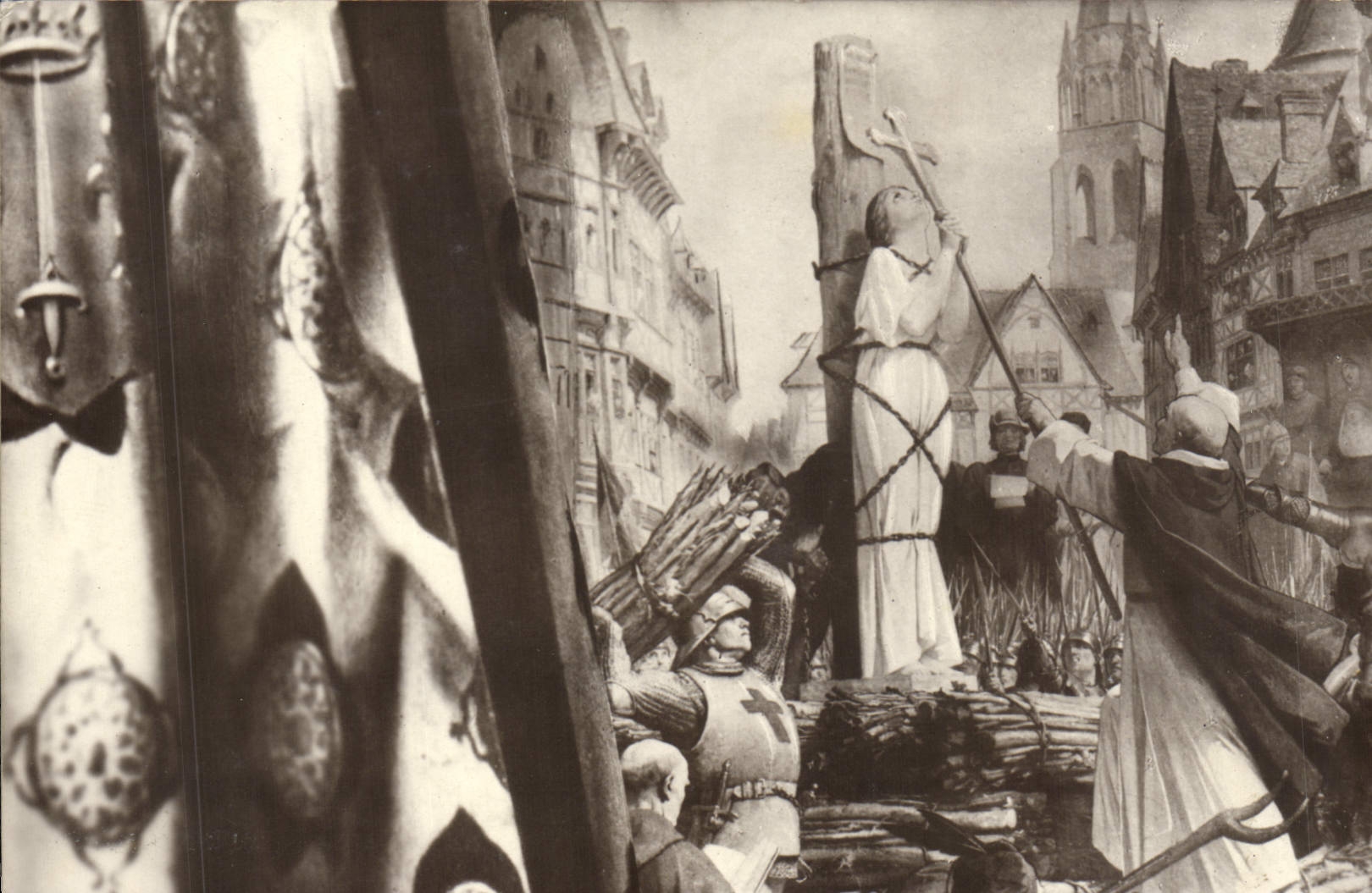 VINTAGE POSTCARD Jeanne of arc brulee