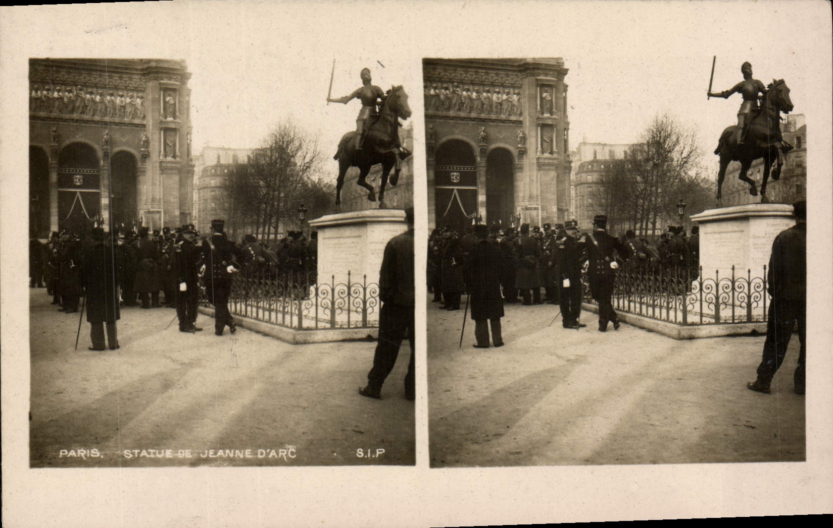 CPA Paris Statue De Jeanne d'Arc Militaria