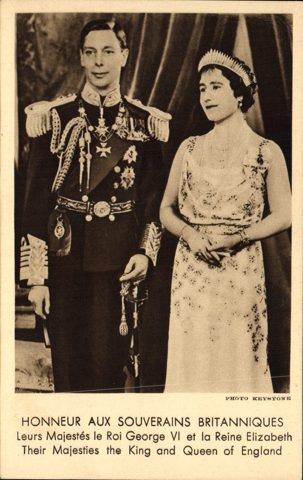 CPA Honneur Aux Souverains Britanniques Leurs Majestes le Roi George VI et la reine Elizabeth